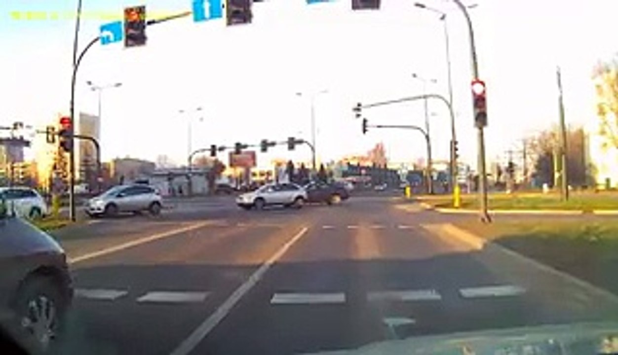 Une Femme Traverse Sans Regarder Pour Attraper Son Tramway