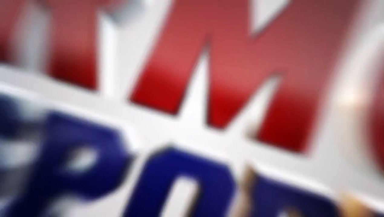 Il donne des coups de tête à ses coéquipiers casqués et termine en sang