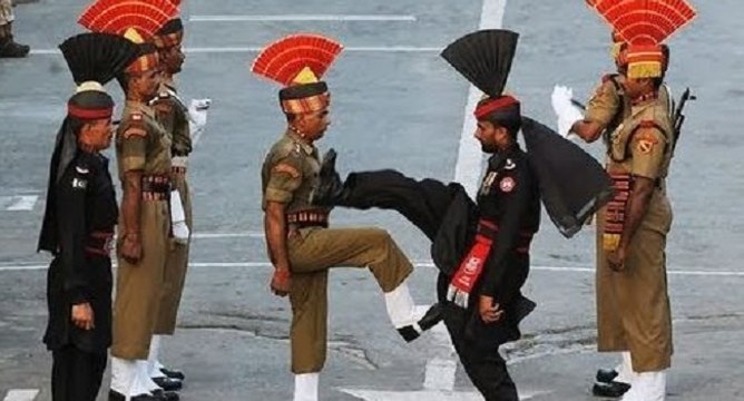 Cérémonie délirante entre des gardes-frontières Indiens et Pakistanais