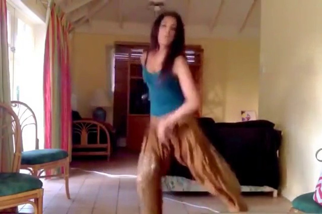 dancing  girl-chitiyan kalaiyan per zabardasti dance