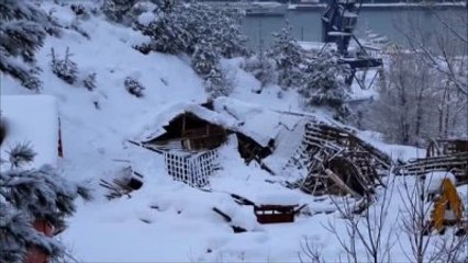 Kar Yağışı Çatıları Yıktı