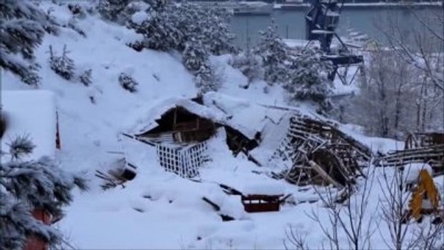 Kar Yağışı Çatıları Yıktı