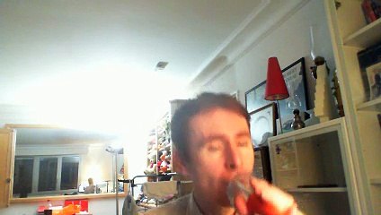 Wiwi égratigne "suspended in Gaffa" de Kate Bush