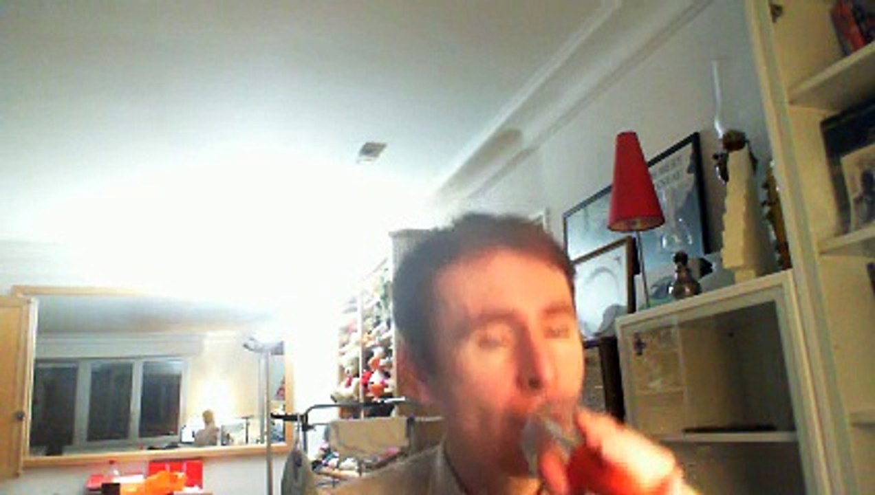 Wiwi égratigne "suspended in Gaffa" de Kate Bush