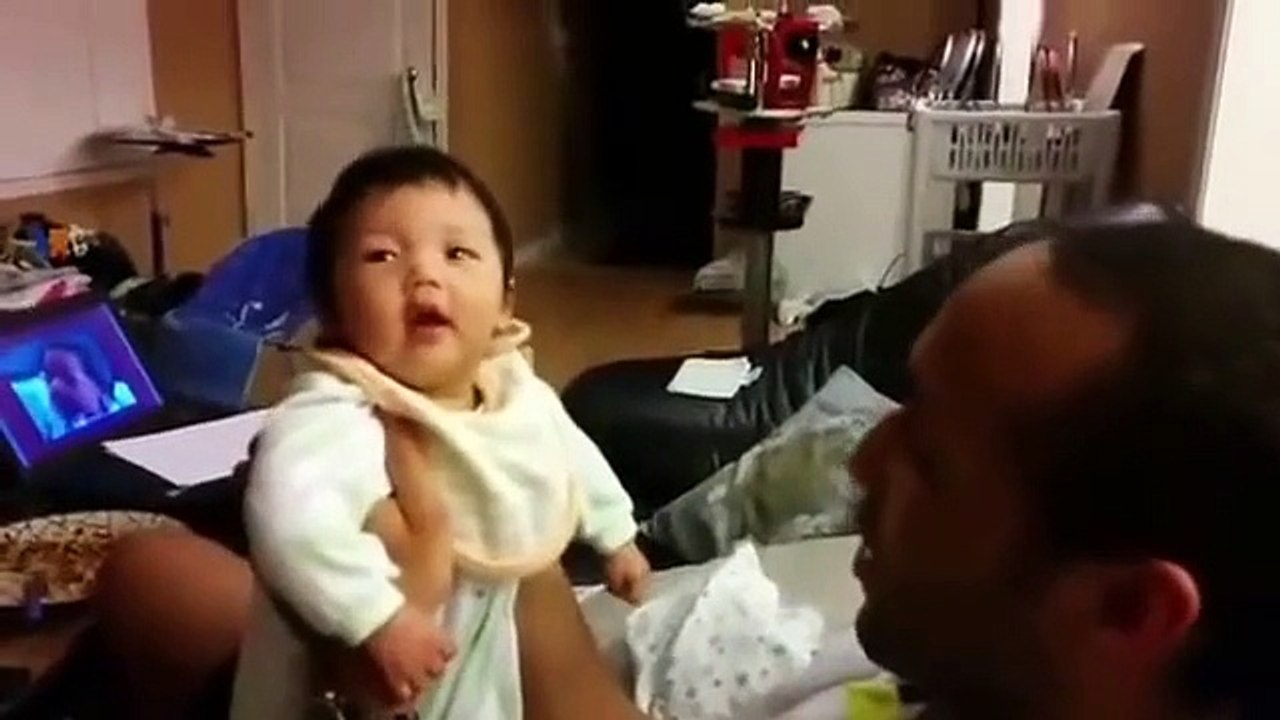 le fou rire d'un papa avec son bébé