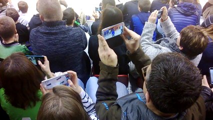 Pendant que les experts s'entraînent, le public filme