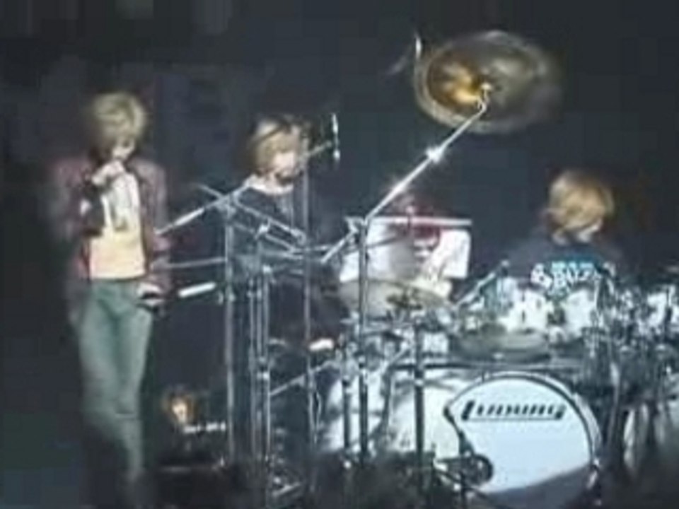 Dir en grey - Kaoru and Die drumming
