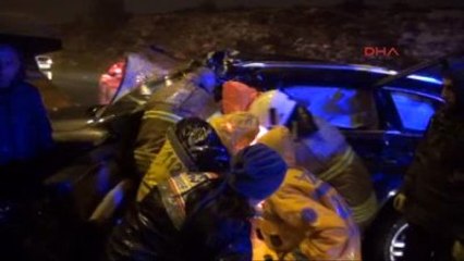 İzmir Lüks Cip Bariyerlere Çarptı 1 Yaralı