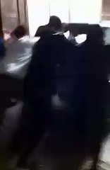 Une voiture poussée dans les escaliers d'un métro