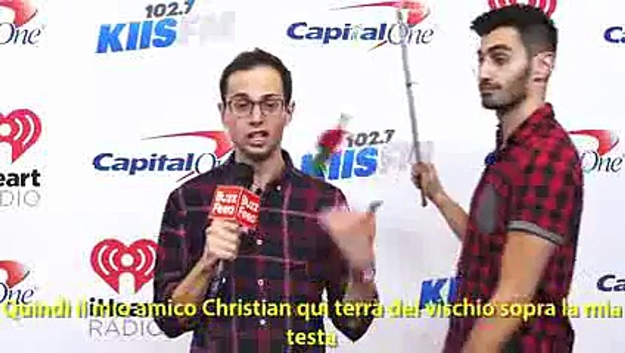 [SUB ITA] Celebs Get Pranked With Mistletoe