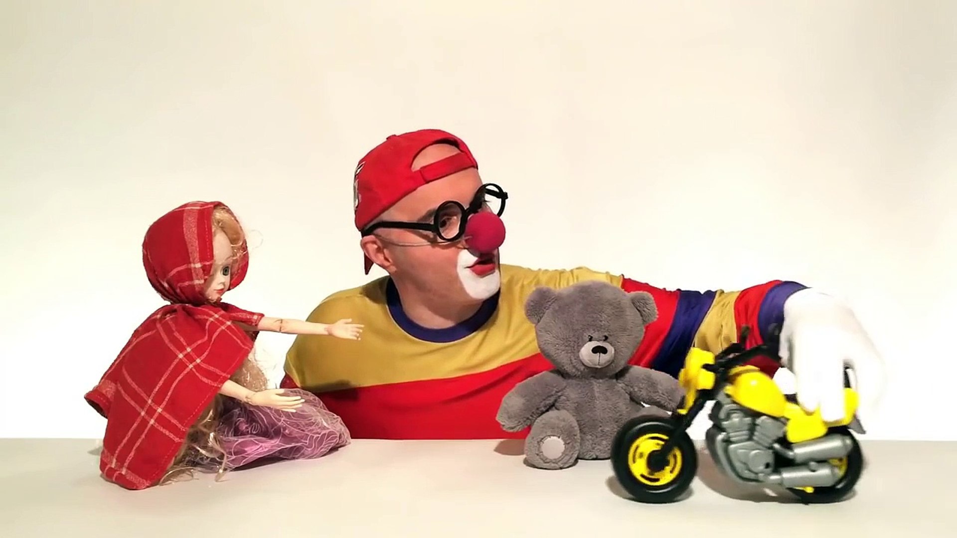 ⁣Dima der lustige Clown! - Englisch lernen mit Dima und Co. | Video für Kinder