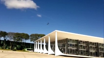 Un avion de chasse fait exploser les vitres d'un batiment au brésil