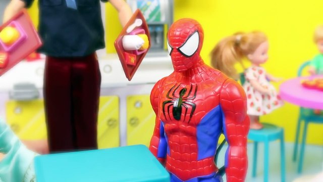 FROZEN Elsa & Spiderman Dream Date at Barbie McDonalds ✯ Brunette Elsa Doll and Kids Disne