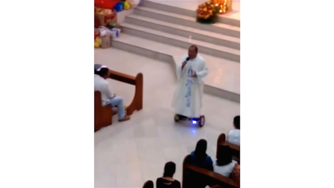 Pendeta Pimpin Misa Dengan Hoverboard