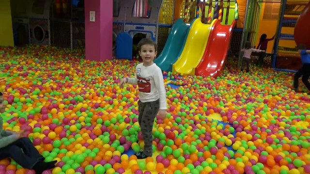 Развлекательный детский центр с горками и батутами бассейном с кубиками kid's intertainment center
