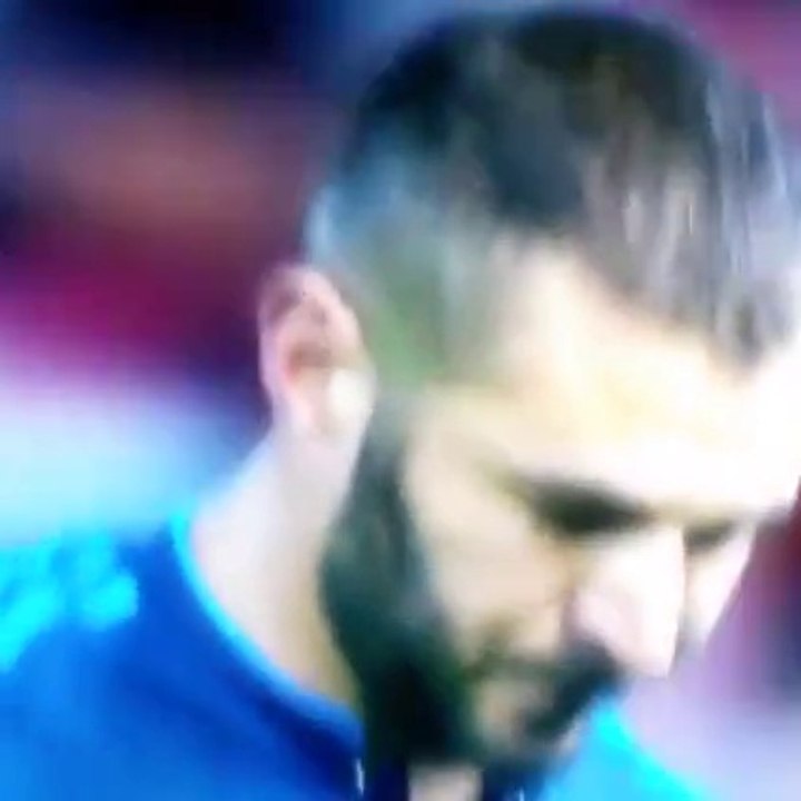 Les supporters de Valence chantent "Valbuena Valbuena Valbuena" lors de la sortie de Karim Benzema