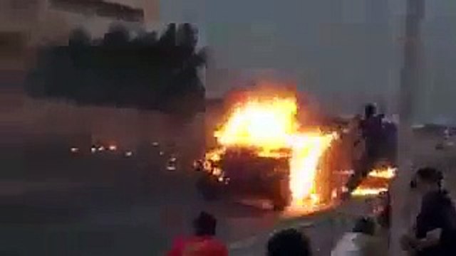Des manifestants enflamment un tank en Arabie Saoudite à coup de cocktails Molotov