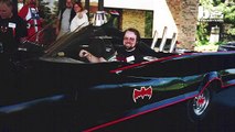 Este homem ganha a vida a construir Batmobiles na garagem de sua casa!