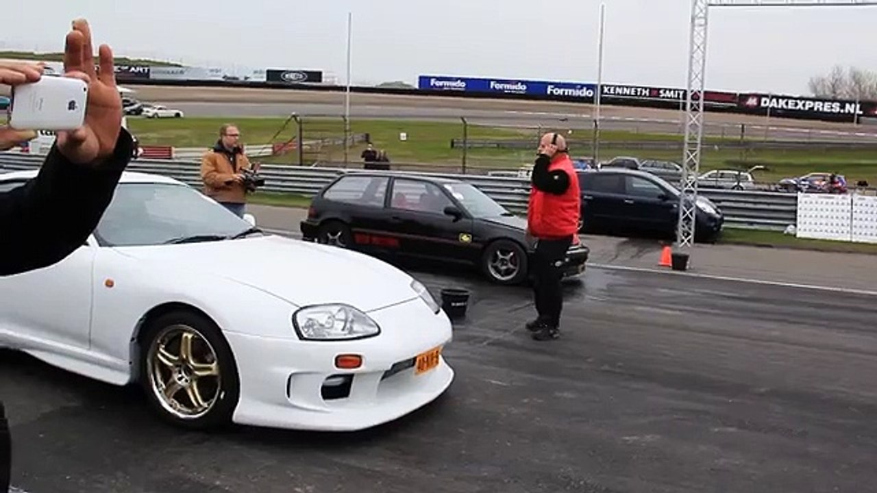 Honda Civic desafia Toyota Supra!