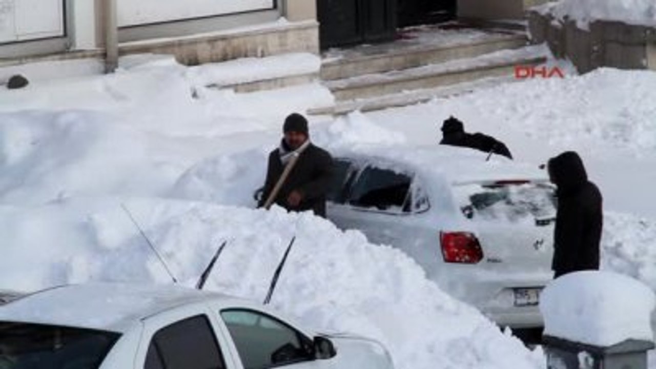 Muradiye Doğu'da Yollar Kapalı