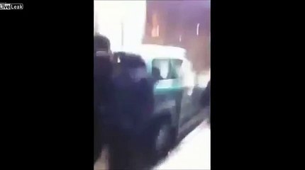 Metro merdivenlerinden otomobil attılar