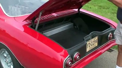 Incrível!!! Um velho Chevrolet com um potente motor V8 atrás dos bancos dianteiros!