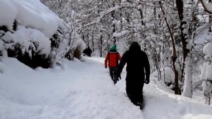 Hastayı Kar Üzerinde Sedyeyle Taşıdılar