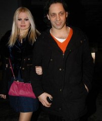 Seçkin Piriler Bebeğini Barda Uyuttu!