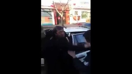 Un policier chinois assomme une femme avec un bâton