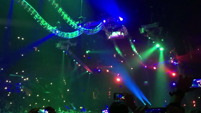 Mötley Crüe : Tommy Lee Stuck Upside Down Drumming (FAIL)