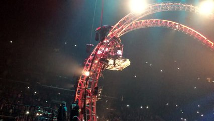 Tommy Lee coincé la tête en bas sur sa batterie !