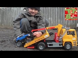 ✔ BRUDER Эвакуатор спасает Монстр Трак с Игорьком / Tow Truck & Monster Truck Toyota FJ Cruise ✔