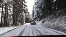 Faire du drift sur une route de montagne enneigée avec une Audi R8...