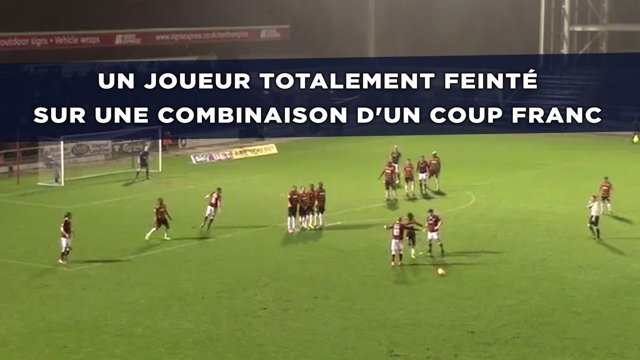 Un joueur complètement à l'ouest sur une combinaison d'un coup franc