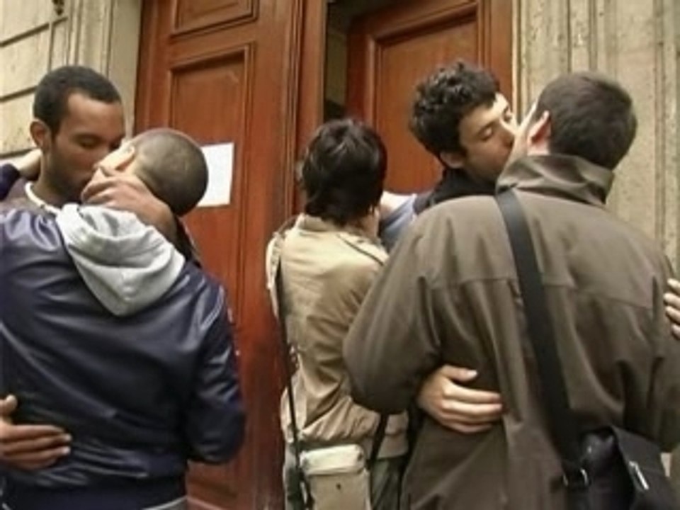 IDAHO, Kiss-in devant l’ambassade du Nigéria