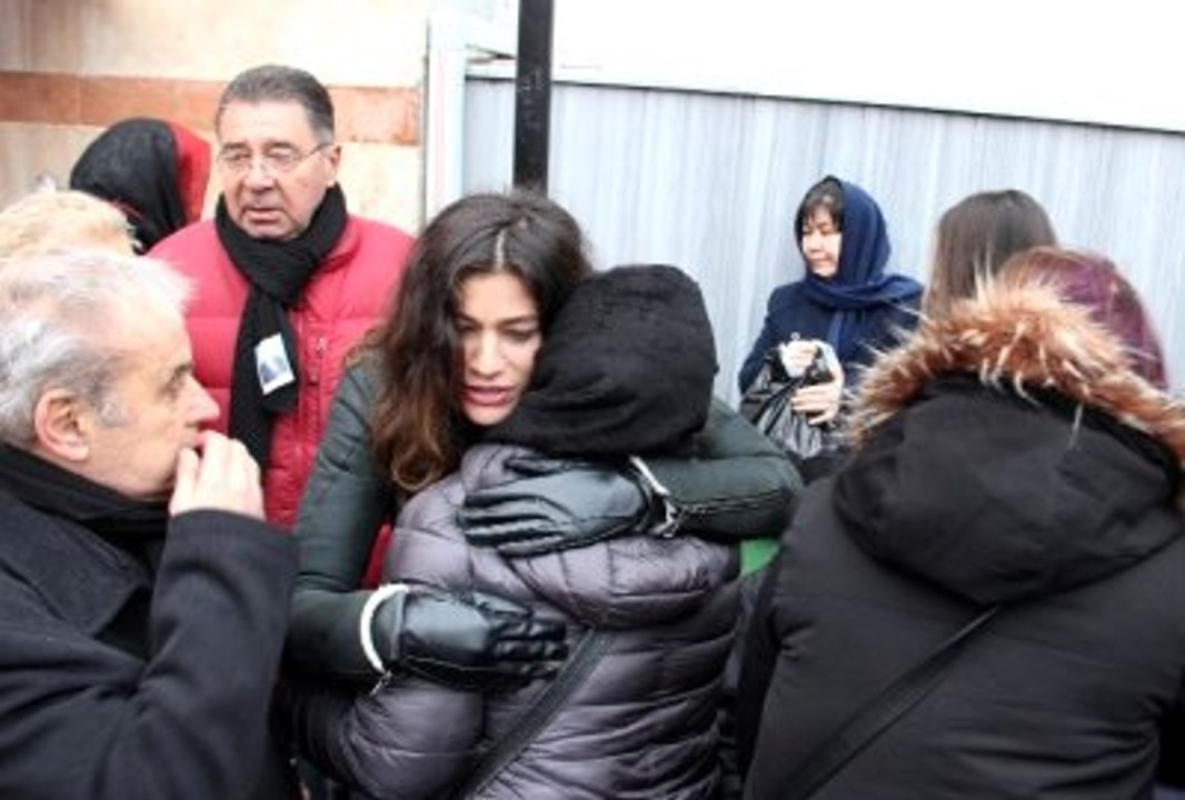 Berrak Tüzünataç Dedesini Toprağa Verdi