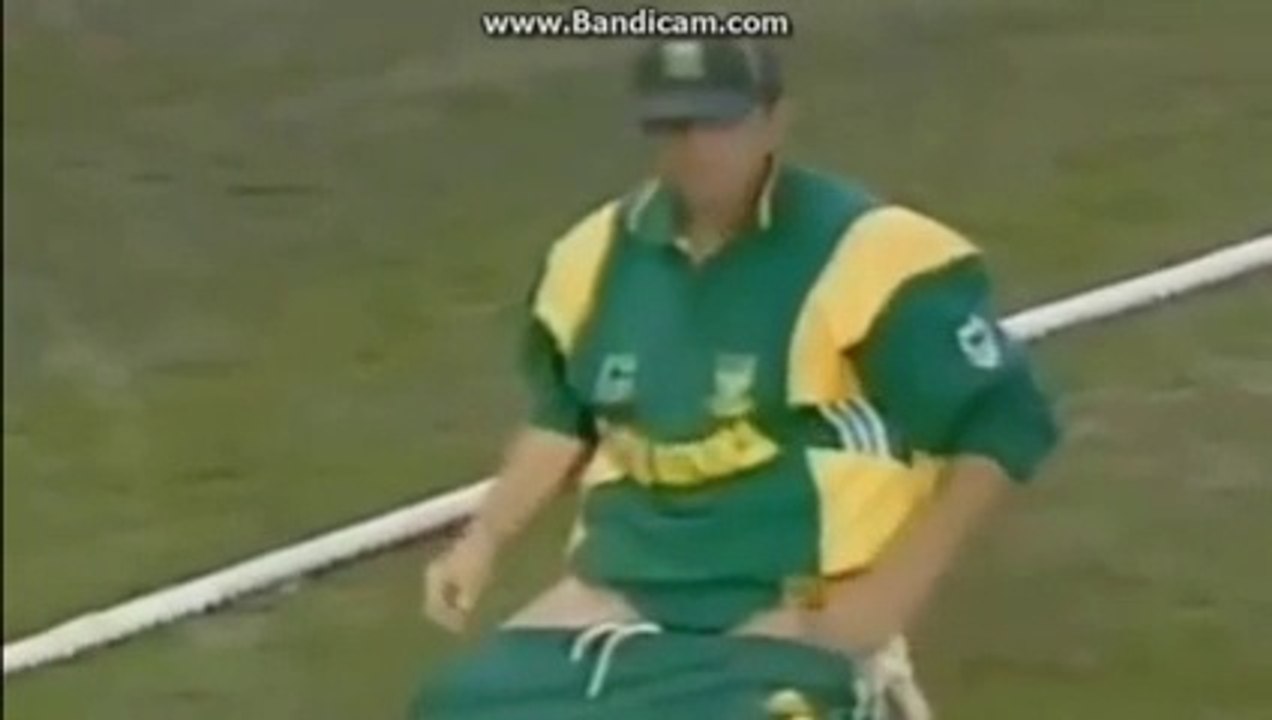 TOP FIVE FUNNY MOMENTS IN THE CRICKET HISTORY #VERY FUNNY#