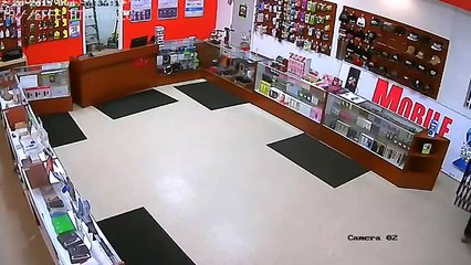 Store owner fight armed thief and takes his gun