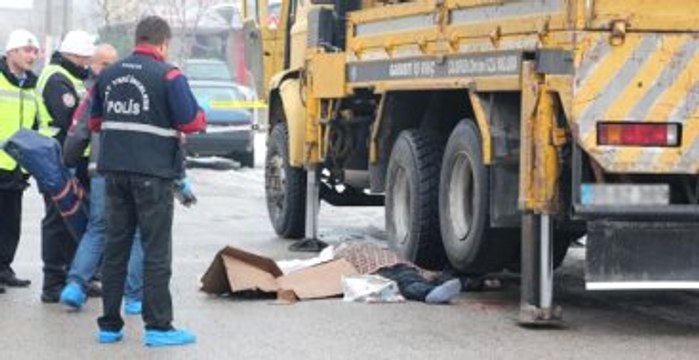 Hareket Halindeki Kamyonun Sürücüsüne Şaka Yaparken Can Verdi