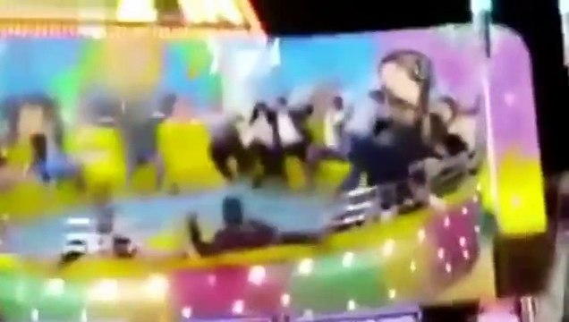 Une femme perd son pantalon dans un manège