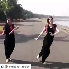 انگریزی لڑکیاں پنجابی ڈانس کرتے ہوئے