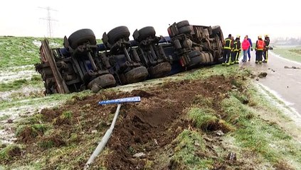 Mestwagen belandt door gladheid in sloot bij Bad Nieuweschans - RTV Noord