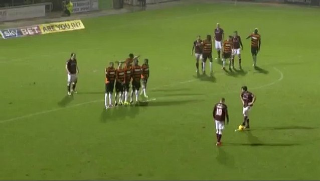 Dans le mur, il n'a pas froid aux yeux pour contrer un coup franc !