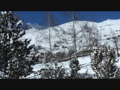 Neige en montagne poudreuse sur les pistes - Hiver