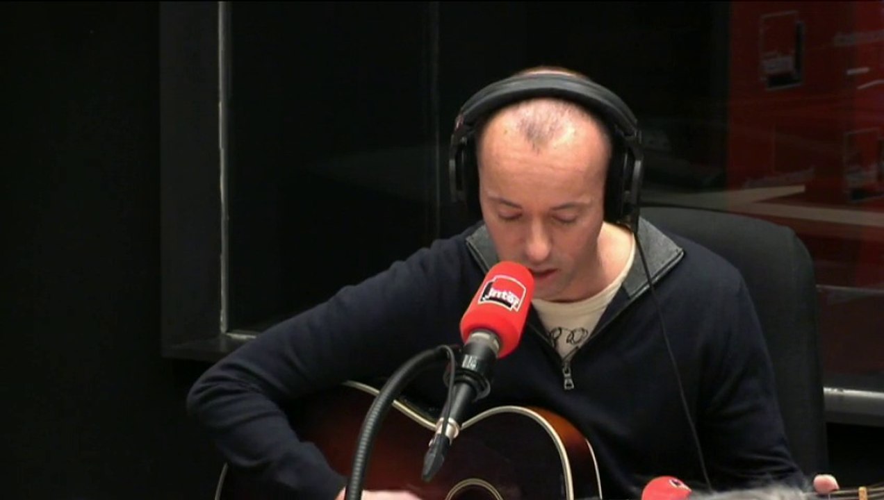 Au pied levé, Alex Vizorek fait chanter à Frédéric Fromet son hommage à Michel Delpech