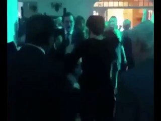 Mariano Rajoy de fiesta bailando "Mi Gran Noche" de Raphael