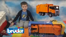 Машинка Мусоровоз Брюдер распаковка играем машинкой Garbage truck Bruder play unpacking machine