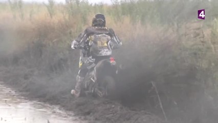 VIDEO. Le résumé moto de la 3e étape : une boue dévastatrice
