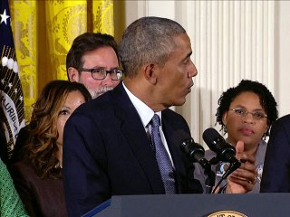 Etats-Unis: ému aux larmes, Obama dévoile son plan sur les armes à feu