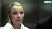 Genç kadın asansörü durdurdu ve.